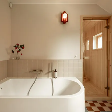 Kalbornia & Pool House By Jwpm